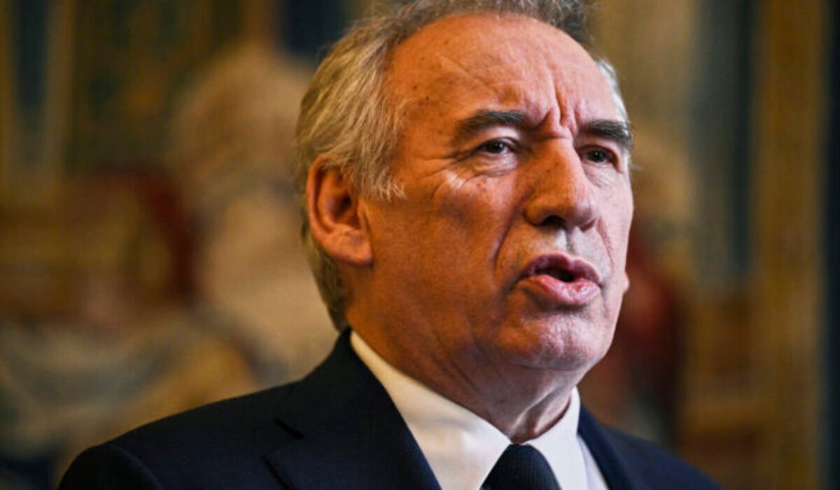 Francúzska vláda padla v hlasovaní o dôvere