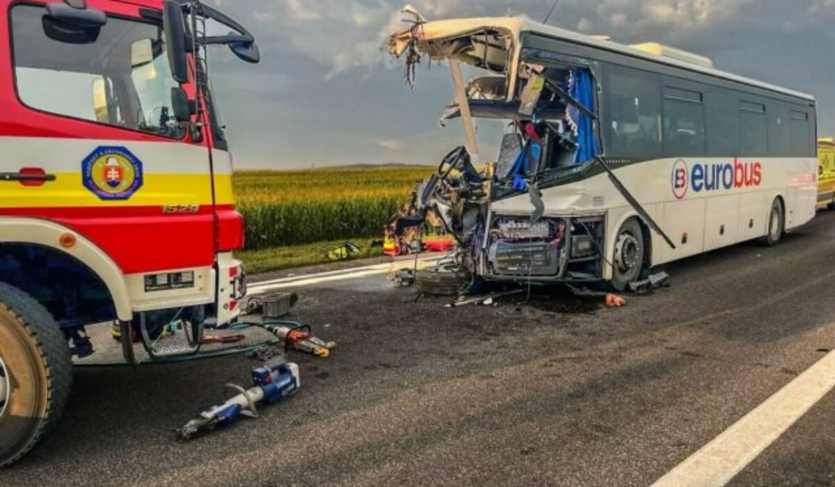 Vyšetrovanie tragickej nehody pri Drienovci pokračuje, vodič kamióna údajne dostal defekt