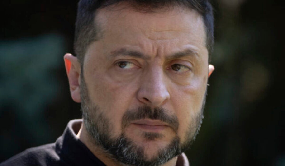 Ruská bomba zasiahla civilistov pri vyplácaní dôchodkov, Zelenskyj hovorí o vyše 20 obetiach – VIDEO
