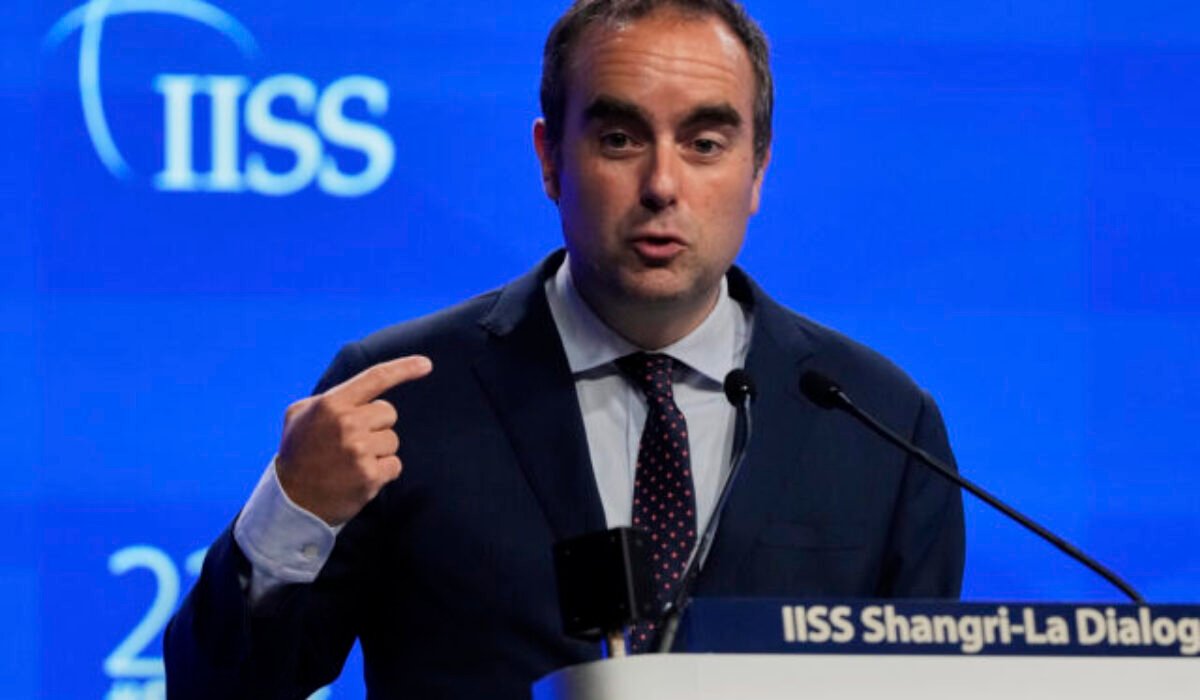 Francúzsky prezident vymenoval za nového premiéra ministra obrany