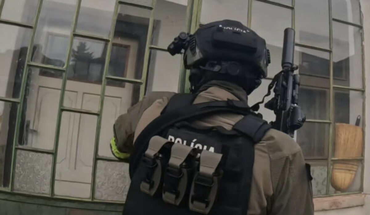 Muž so zbraňou ohrozoval susedku. Tvrdil, že všetkých pozabíja, polícia ho musela spacifikovať – VIDEO
