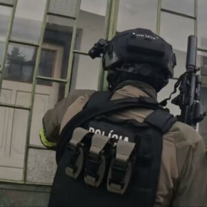 Muž so zbraňou ohrozoval susedku. Tvrdil, že všetkých pozabíja, polícia ho musela spacifikovať – VIDEO