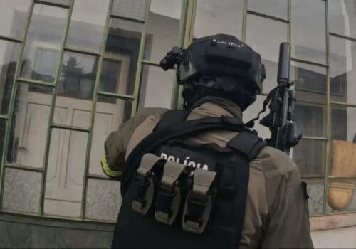 Muž so zbraňou ohrozoval susedku. Tvrdil, že všetkých pozabíja, polícia ho musela spacifikovať – VIDEO