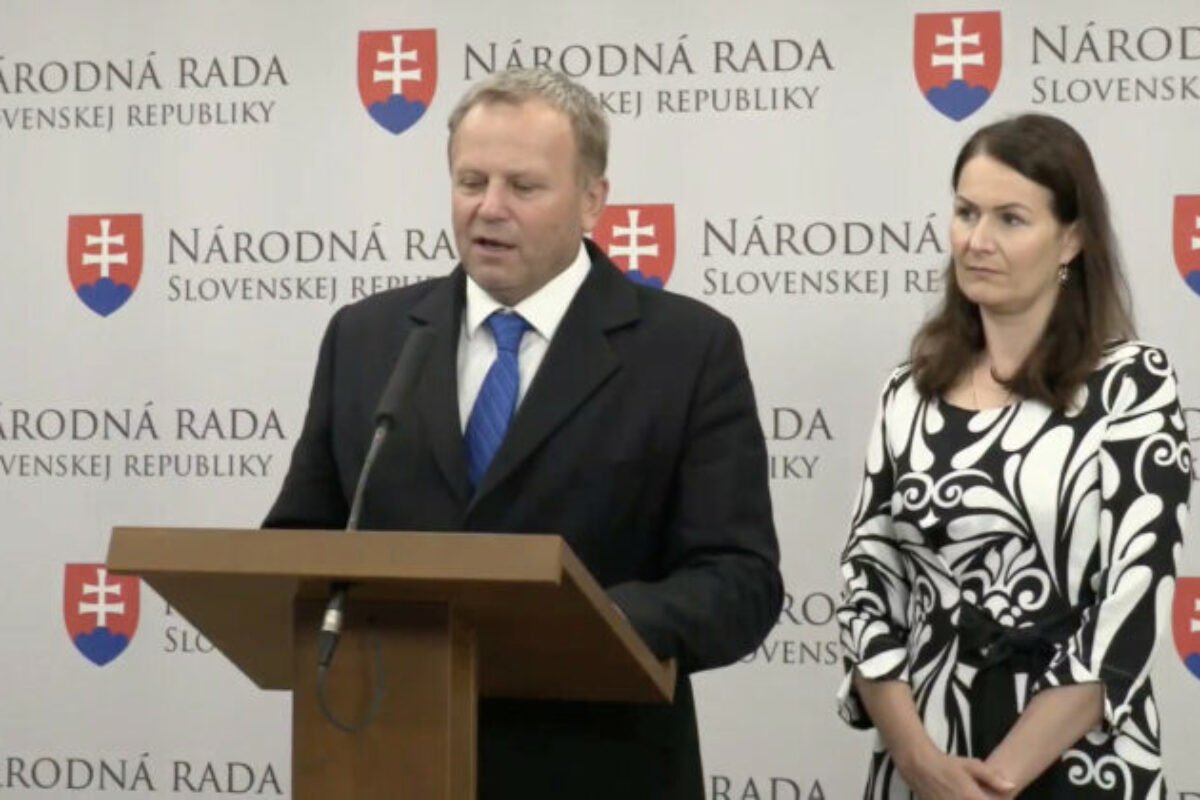 Spor o sociálne podniky sa vyhrocuje. Liberáli hovoria o podvodoch, ministerstvo o pokrytectve opozície – VIDEO