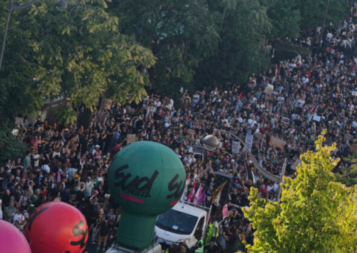 Proti úsporným opatreniam po celom Francúzsku protestovali státisíce ľudí