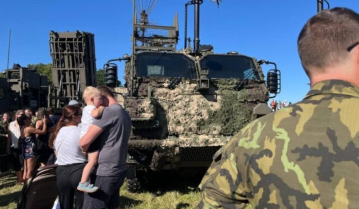 V Česku prebieha najväčšia bezpečnostná prehliadka v strednej Európe, lietala aj slovenská stíhačka F-16 – FOTO