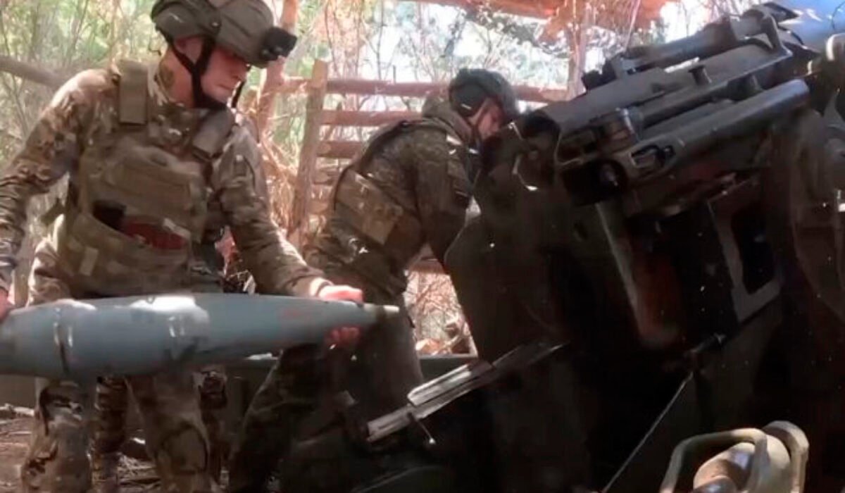 Ukrajinské jednotky objavili v ruskom muničnom sklade detonátory s hákovými krížmi, sú staré desaťročia