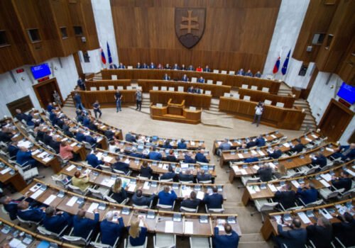Hospodársky výbor Národnej rady SR schválil návrh na zmrazenie platov poslancov