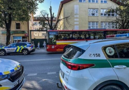 Nemocnica v Košiciach dostala oznámenie o bombe, policajti evakuujú budovu