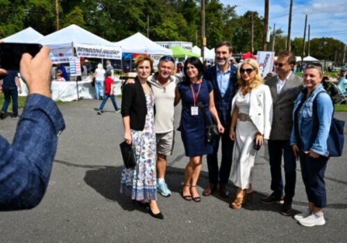 Šimkovičová bola na festivale v New Jersey, Nadácia Zastavme korupciu poukázala na predražený nákup leteniek – VIDEO, FOTO