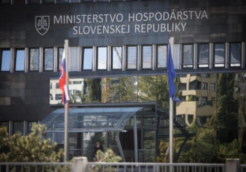 Utajovanie obchodu so zbraňami zo strany rezortu hospodárstva je neprípustné, tvrdí Amnesty International Slovensko