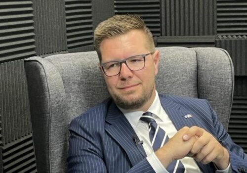 Šimko súhlasí so zmrazením platov poslancov. Budú aj podliehať špeciálnemu zdaneniu, podotkol – VIDEO