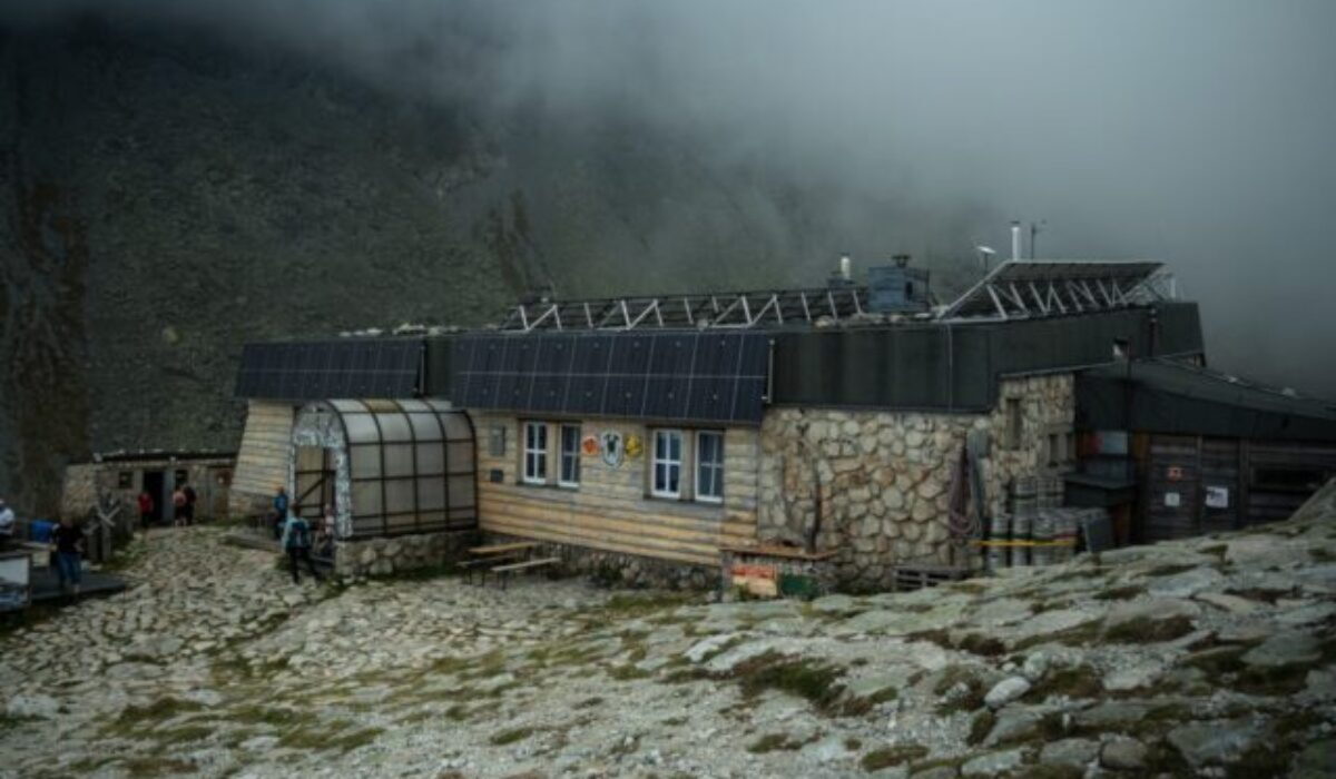 Slovenské elektrárne Česká republika inštalujú „Nekonečnú energiu“ pre vysokohorské chaty: fotovoltika s batériami nahradí diesel agregát