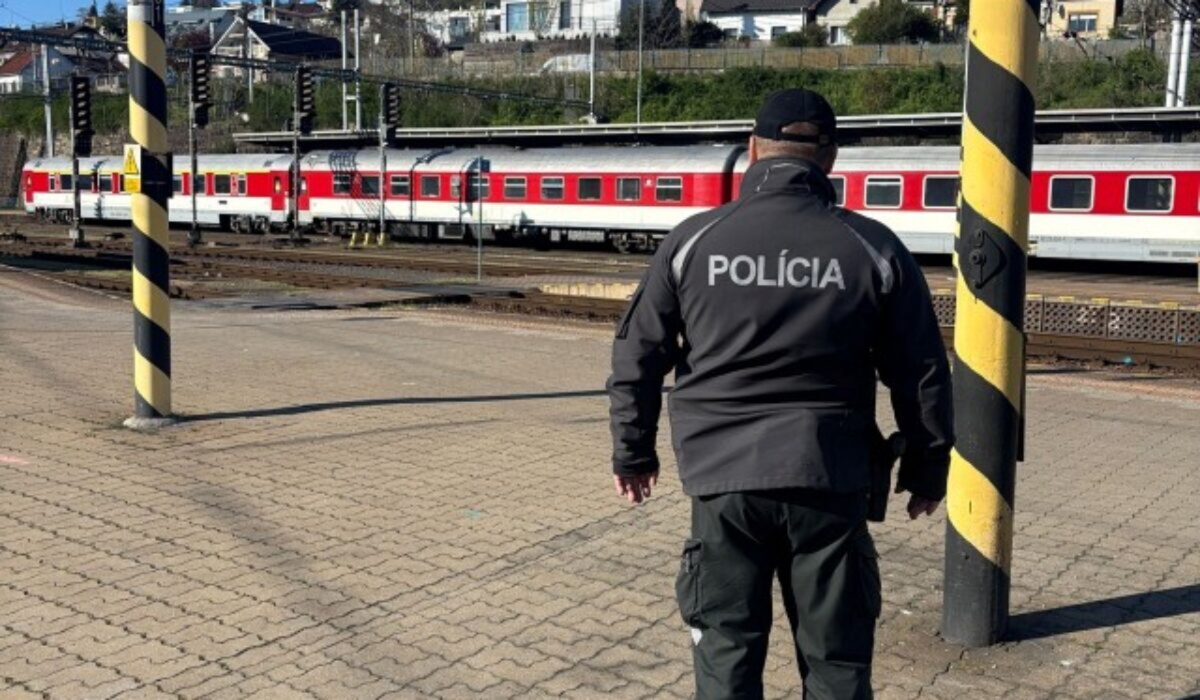 Policajti môžu naďalej cestovať vlakmi zadarmo, ministerstvo vnútra vyvracia šíriace sa fámy