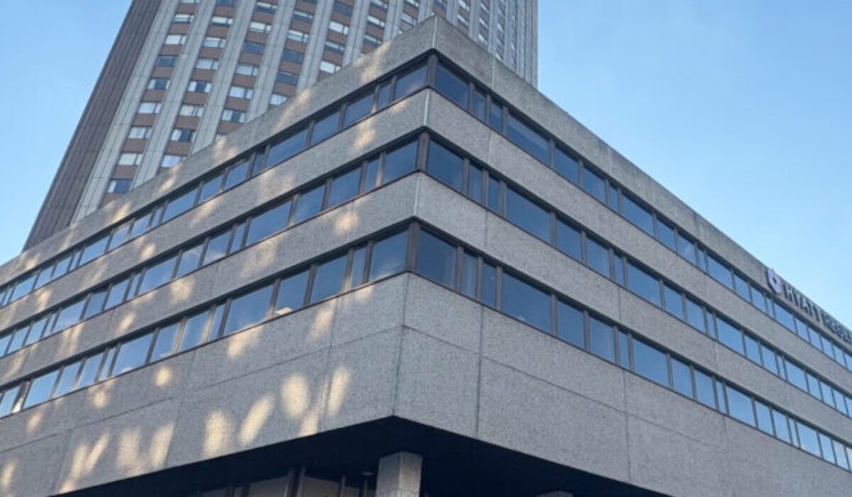 Veľvyslanec spadol z 22. poschodia hotela