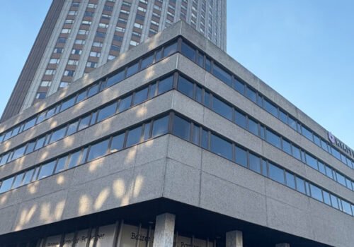 Veľvyslanec spadol z 22. poschodia hotela