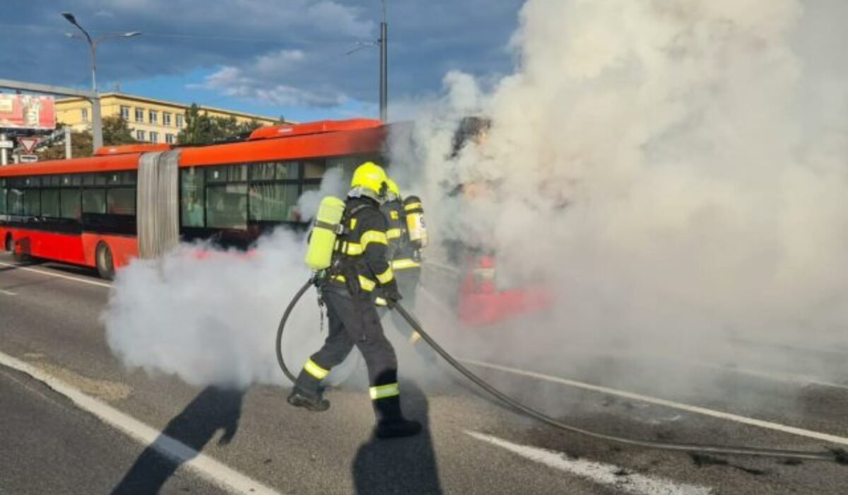 V obci Sady nad Torysou horel autobus, chytilo sa aj nákladné auto – FOTO