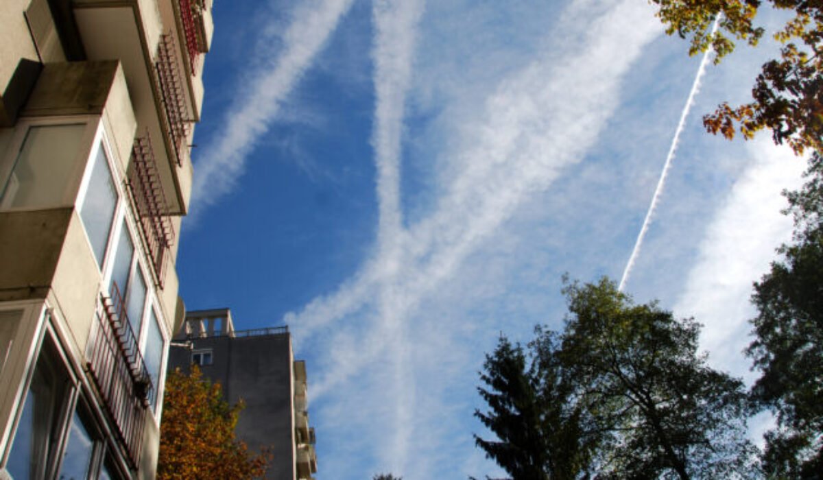 Chemtrails aj svet ovládaný Židmi, hoaxom najviac veria podporovatelia Republiky a Smeru