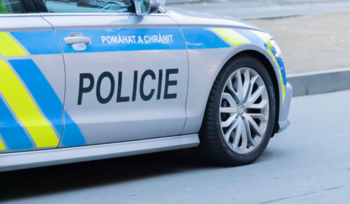 Muž v Prahe odovzdal hlas vo voľbách a potom vyskočil z okna na piatom poschodí