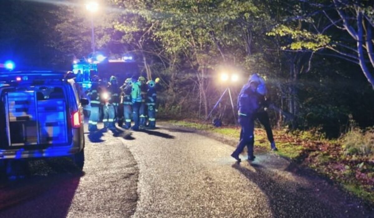 Pri obci Močiar sa zo strmého zrázu zrútilo auto, vodič ani spolujazdec nehodu neprežili
