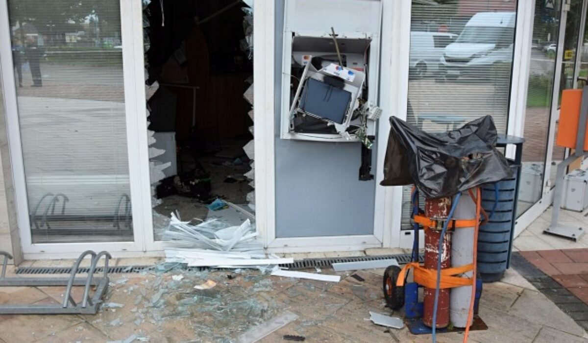Polícia pátra po mužovi z okresu Galanta, je podozrivý v prípade výbuchu bankomatu v Maduniciach – FOTO