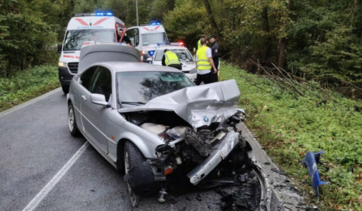 Čelná zrážka pri Klenove si vyžiadala viaceré ťažké zranenia, 65-ročný muž bojuje o život – FOTO