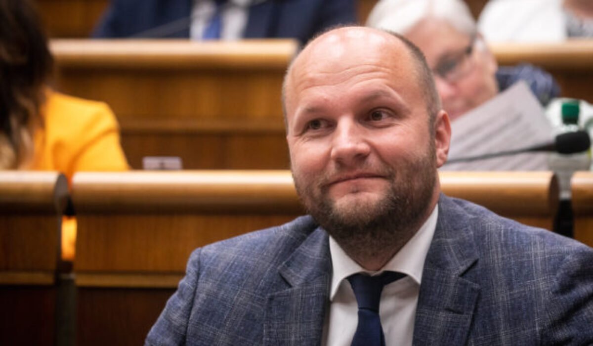 Súčasná vláda robí to isté, čo predchádzajúca. Naď očakáva, že Smer podá na Kaliňáka trestné oznámenie za pomoc Ukrajine – VIDEO
