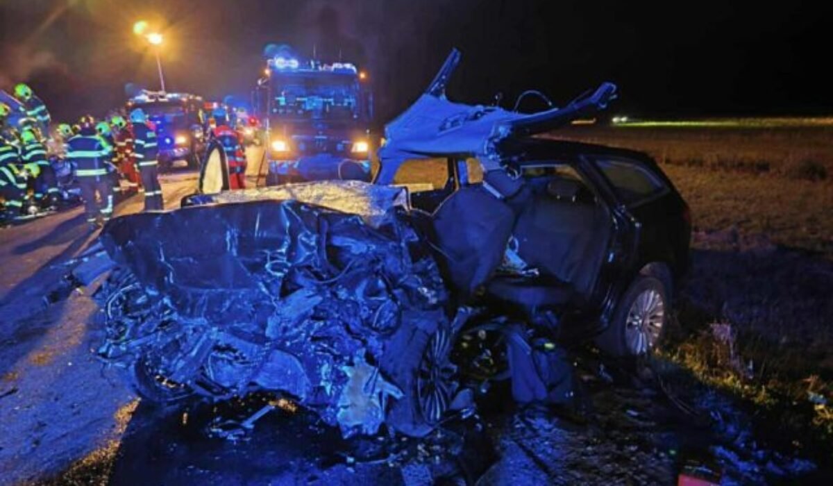 Tragická dopravná nehoda v okrese Brezno si po čelnej zrážke vozidiel vyžiadala šesť mŕtvych