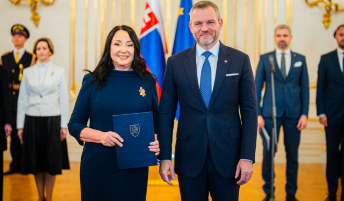 Pellegrini odovzdal poverovacie listiny šiestim novým veľvyslancom, pripomenul im dôležitosť ich úlohy – FOTO