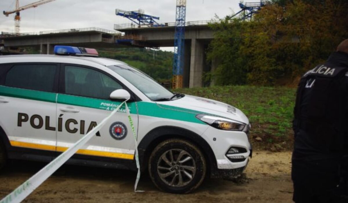 Muž na stavenisku utrpel vážne zranenia, zosunula sa na neho pôda vo výkopovej jame