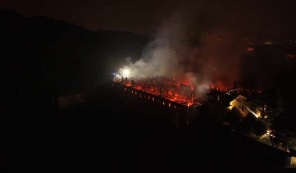Požiar zničil historický kláštor spojený s prvým miléniovým svätcom – VIDEO