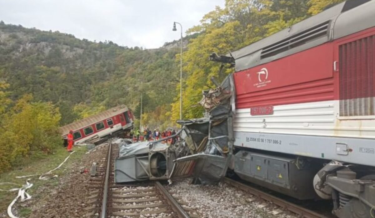 Pri Rožňave sa zrazili dva rýchliky Gemeran s desiatkami cestujúcich, jeden z vlakov sa prepadol z trate – VIDEO, FOTO