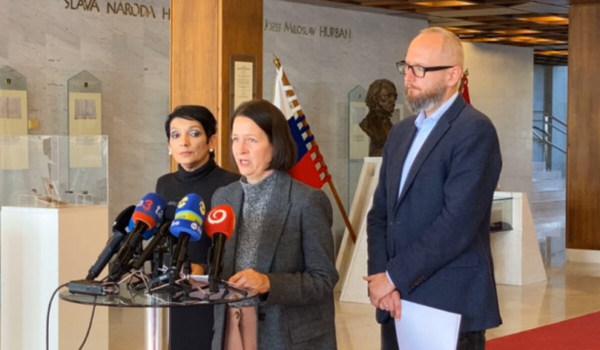 Brat za brata podľa progresívcov buduje paralelnú spravodajskú službu, hovoria o vážnej bezpečnostnej hrozbe – VIDEO