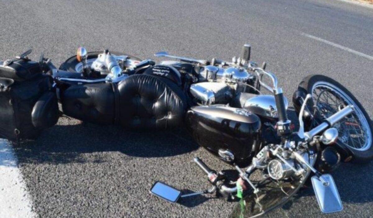 Mladý motorkár nezvládol v zákrute riadenie, neprežil náraz do stromu