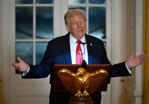 Trump bude pred schôdzkou so Zelenským hovoriť s Putinom