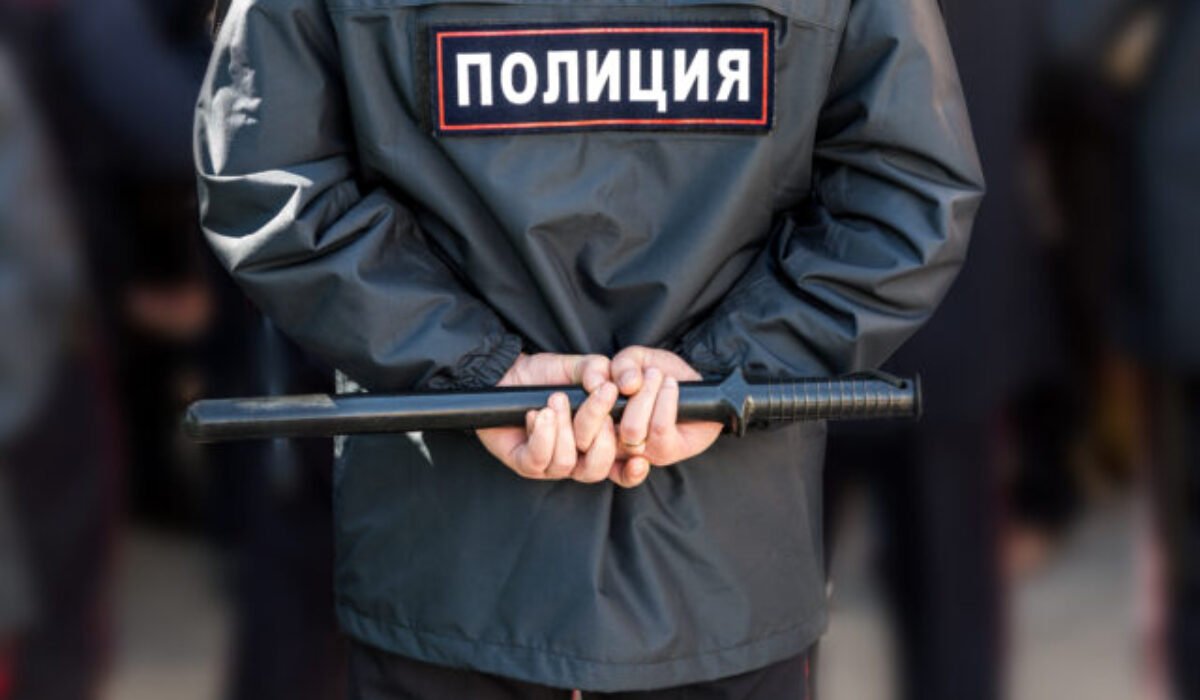 Chodci v Petrohrade smutní z vojny si zaspievali protivojnové piesne