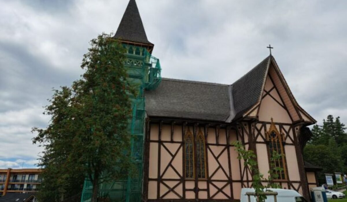 Vežu ikonického kostola v Starom Smokovci sa podarilo zachrániť, v pláne sú aj ďalšie práce
