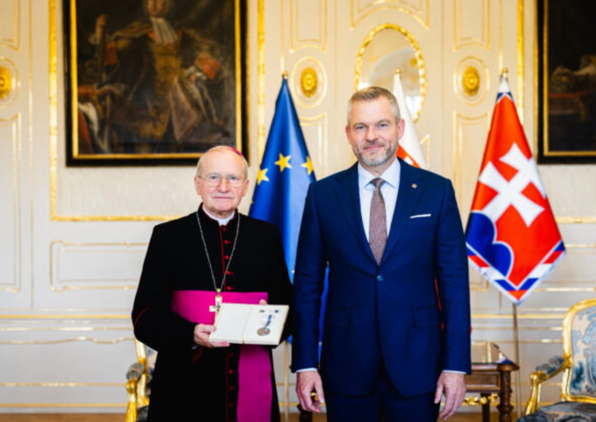 Pellegrini odovzdal ďakovnú medailu biskupovi Rábekovi, poďakoval mu za službu v prospech ozbrojených síl – FOTO