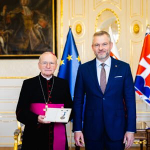 Pellegrini odovzdal ďakovnú medailu biskupovi Rábekovi, poďakoval mu za službu v prospech ozbrojených síl – FOTO