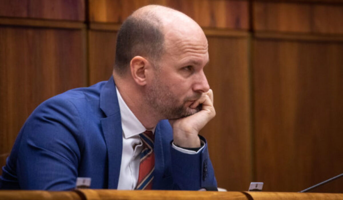 Fico sa obáva prehry v komunálnych voľbách, ich odsun je záchranný plán, myslí si Grendel