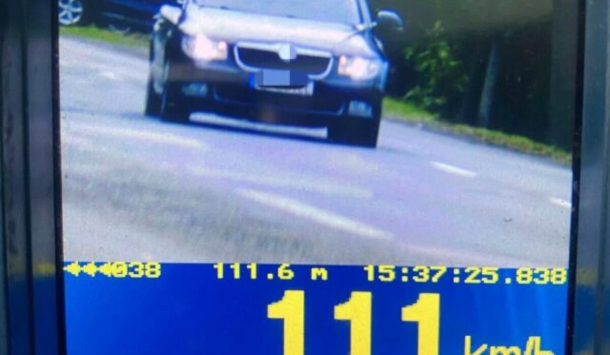 27518_570496351_1134928738771854_8653877647991147308_n-640x420.jpg Cez obec uháňala na aute viac než stovkou, namerali ju policajti. 28-ročnú ženu to stálo osem stovák