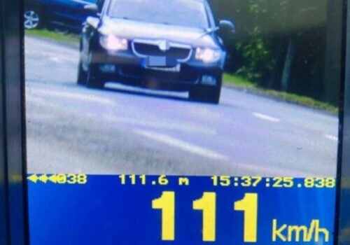 Cez obec uháňala na aute viac než stovkou, namerali ju policajti. 28-ročnú ženu to stálo osem stovák