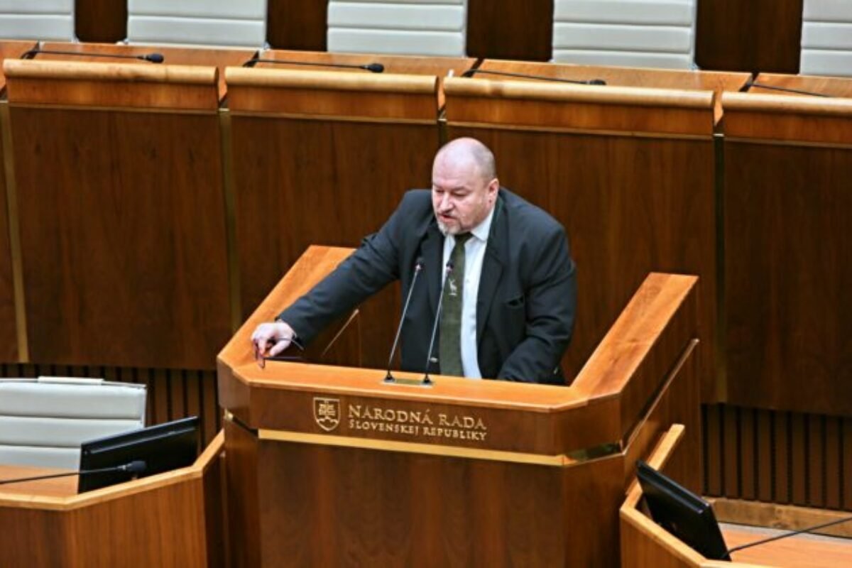 27535_6749a79d460ab1260158931-640x420.jpg Novela o hazarde v parlamente uspela. Huliak chce získať pre štát peniaze, ktoré sa váľajú na zemi – VIDEO
