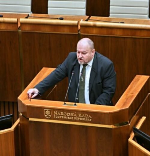 27535_6749a79d460ab1260158931-640x420.jpg Novela o hazarde v parlamente uspela. Huliak chce získať pre štát peniaze, ktoré sa váľajú na zemi – VIDEO