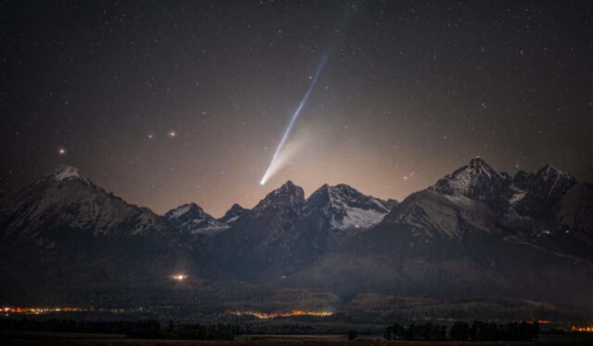 Slovenský fotograf získal cenu Astronomický snímok dňa od NASA, zachytil kométu nad Vysokými Tatrami