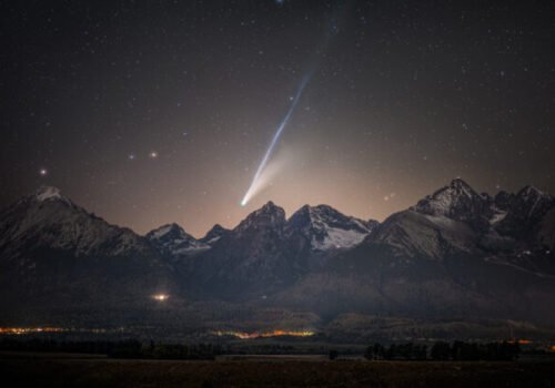 Slovenský fotograf získal cenu Astronomický snímok dňa od NASA, zachytil kométu nad Vysokými Tatrami
