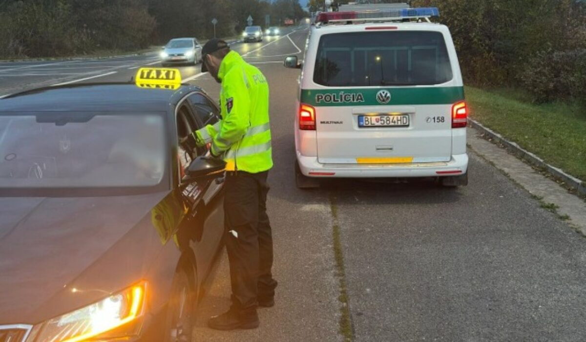 Bratislavskí policajti si posvietili na vodičov taxíkov a tuningových vozidiel, zistili stovky porušení zákona – FOTO