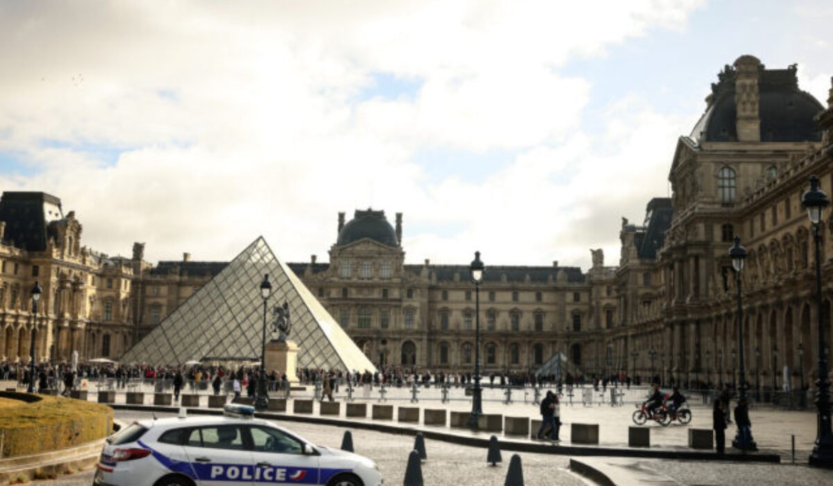 27670_france_louvre_65140-640x420.jpg Vo vyšetrovaní lúpeže vzácnych šperkov z Louvru nastal posun. Úrady zadržali dvoch podozrivých