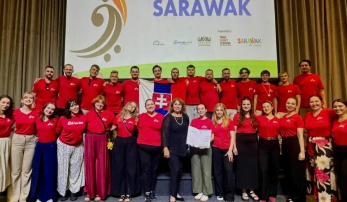 Spevácky zbor Lúčnica triumfoval na súťaži v Malajzii, úspech ocenila aj ministerka Šimkovičová – FOTO