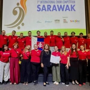 Spevácky zbor Lúčnica triumfoval na súťaži v Malajzii, úspech ocenila aj ministerka Šimkovičová – FOTO